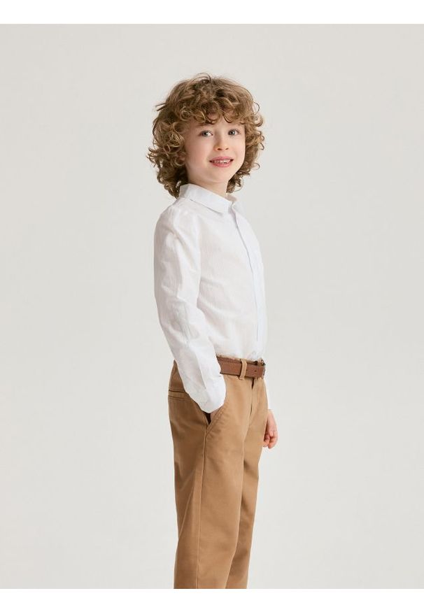 Reserved - Spodnie chino z paskiem - brązowy. Kolor: brązowy. Materiał: bawełna, tkanina. Wzór: gładki