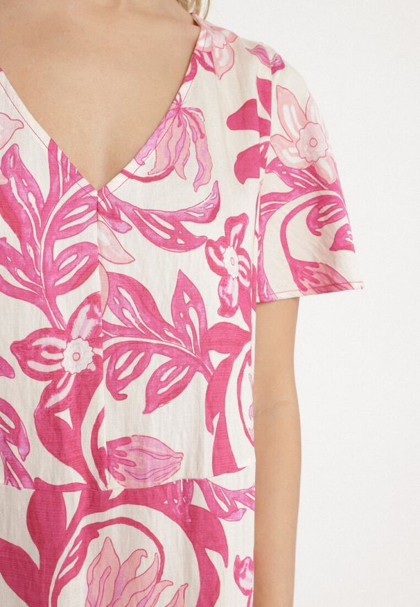 Born2be - Różowa Pudełkowa Sukienka z Wiskozy w Kwiaty z Dekoltem w Serek Inisara. Okazja: na co dzień. Typ kołnierza: dekolt w serek. Kolor: różowy. Materiał: wiskoza. Długość rękawa: krótki rękaw. Wzór: kwiaty. Styl: casual, elegancki, klasyczny