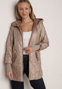 Born2be - Brązowa Pikowana Kurtka Przejściowa z Kapturem i Bocznymi Suwakami Mado. Okazja: na co dzień. Typ kołnierza: kaptur. Kolor: brązowy. Materiał: poliester, jeans. Styl: casual, klasyczny #4