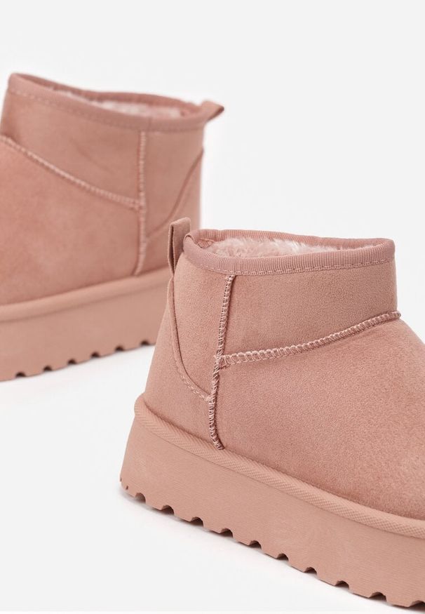 Renee - Różowe Krótkie Śniegowce z Ekozamszu na Niskiej Platformie Lennael. Okazja: na spacer, na co dzień. Kolor: różowy. Materiał: jeans. Sezon: zima. Obcas: na platformie. Styl: elegancki, casual. Wysokość obcasa: niski