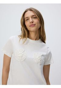 Reserved - T-shirt z szydełkowanymi aplikcjami - złamana biel. Materiał: bawełna, dzianina