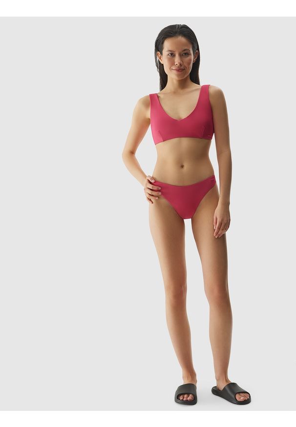 4f - Dół od bikini damski - różowy. Kolor: różowy. Materiał: włókno, elastan, materiał, syntetyk. Wzór: jednolity
