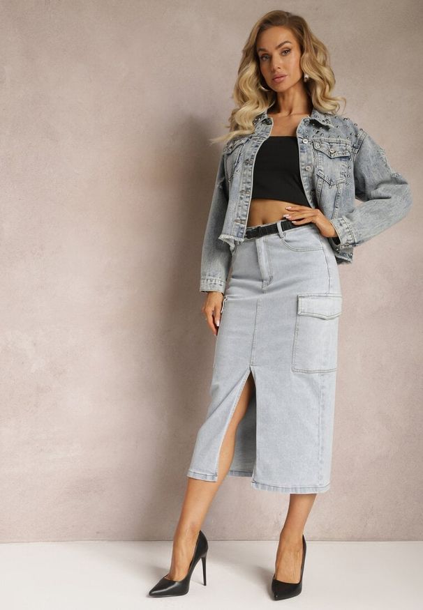 Renee - Jasnoniebieska Jeansowa Spódnica Midi o Fasonie Cargo z Rozcięciem Codie. Okazja: na co dzień. Stan: podwyższony. Kolor: niebieski. Materiał: jeans. Styl: casual, elegancki