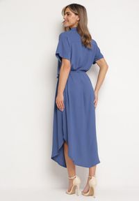 Born2be - Granatowa Sukienka Wiskozowa o Luźnym Koszulowym Kroju Wiązana w Talii Rionella. Kolor: niebieski. Materiał: wiskoza. Długość rękawa: krótki rękaw. Sezon: lato. Typ sukienki: koszulowe. Styl: klasyczny #4