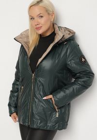 Born2be - Ciemnozielona Pikowana Kurtka o Prostym Kroju z Kapturem ze Ściągaczami Falesaa. Okazja: na co dzień. Typ kołnierza: kaptur. Kolekcja: plus size. Kolor: zielony. Materiał: jeans. Styl: casual, elegancki