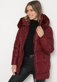 Born2be - Bordowa Pikowana Kurtka o Pudełkowym Kroju z Kapturem z Futerkiem Rearria. Okazja: na co dzień. Typ kołnierza: kaptur. Kolor: czerwony. Materiał: futro. Sezon: zima. Styl: casual, klasyczny #4