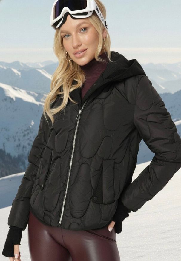 Born2be - Czarna Pikowana Kurtka z Materiałowym Kapturem i Kieszeniami Ravalynne. Okazja: na spacer, na co dzień. Kolor: czarny. Materiał: materiał. Styl: elegancki, casual, sportowy, klasyczny