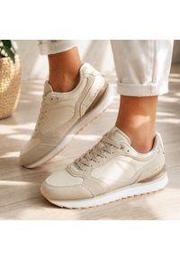 Złote sneakersy damskie McArthur Ma2512w. Okazja: na co dzień. Nosek buta: okrągły. Zapięcie: sznurówki. Kolor: złoty. Materiał: skóra, zamsz, tkanina. Sezon: wiosna, jesień, lato #1