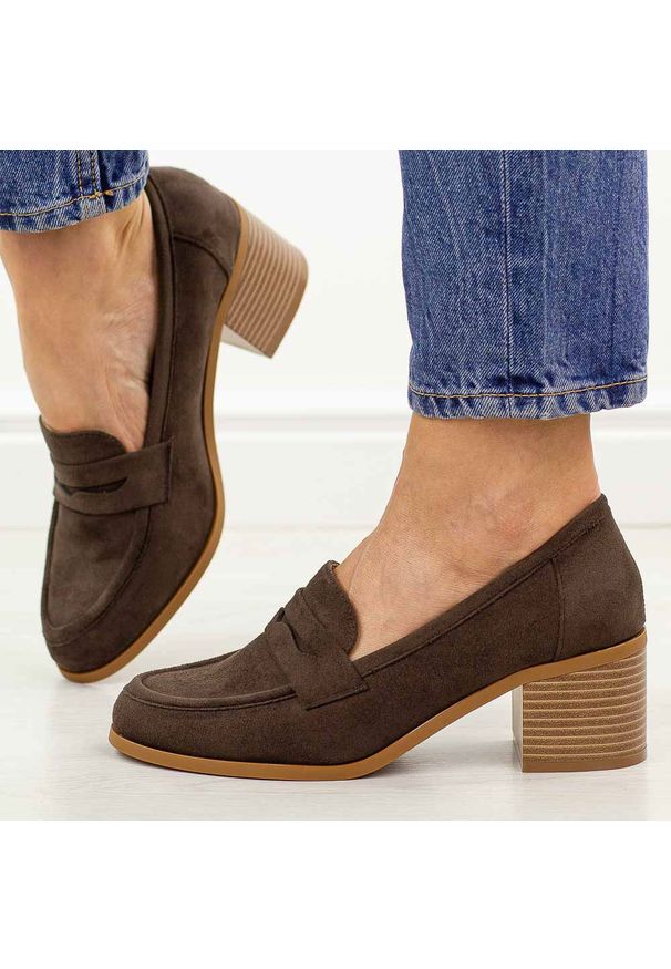 D.Brązowe mokasyny damskie na obcasie M.Daszyński 2201D-3A. Okazja: na spotkanie biznesowe, do pracy. Nosek buta: okrągły. Zapięcie: bez zapięcia. Kolor: brązowy. Szerokość cholewki: normalna. Materiał: zamsz. Sezon: wiosna, jesień, lato. Obcas: na obcasie. Styl: biznesowy, elegancki, klasyczny. Wysokość obcasa: średni