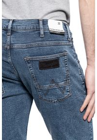 Wrangler - WRANGLER SPODNIE MĘSKIE COLTON SHORTS SLING SHOT W15VJP251 112127167. Okazja: na co dzień, na randkę. Materiał: jeans, skóra, denim, elastan, bawełna, poliester. Długość: krótkie. Wzór: aplikacja. Sezon: lato, zima. Styl: klasyczny, casual