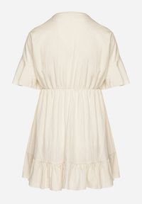 Born2be - Beżowa Nietoperzowa Sukienka z Wiskozą o Rozkloszowanym Kroju z Falbanką Tullimi. Okazja: na co dzień. Typ kołnierza: dekolt w kształcie V. Kolor: beżowy. Materiał: wiskoza. Styl: casual, elegancki #6