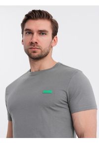 Ombre Clothing - Bawełniany męski t-shirt z zieloną naszywką na piersi – szary V1. Kolor: szary. Materiał: bawełna. Wzór: aplikacja. Styl: klasyczny, sportowy #8
