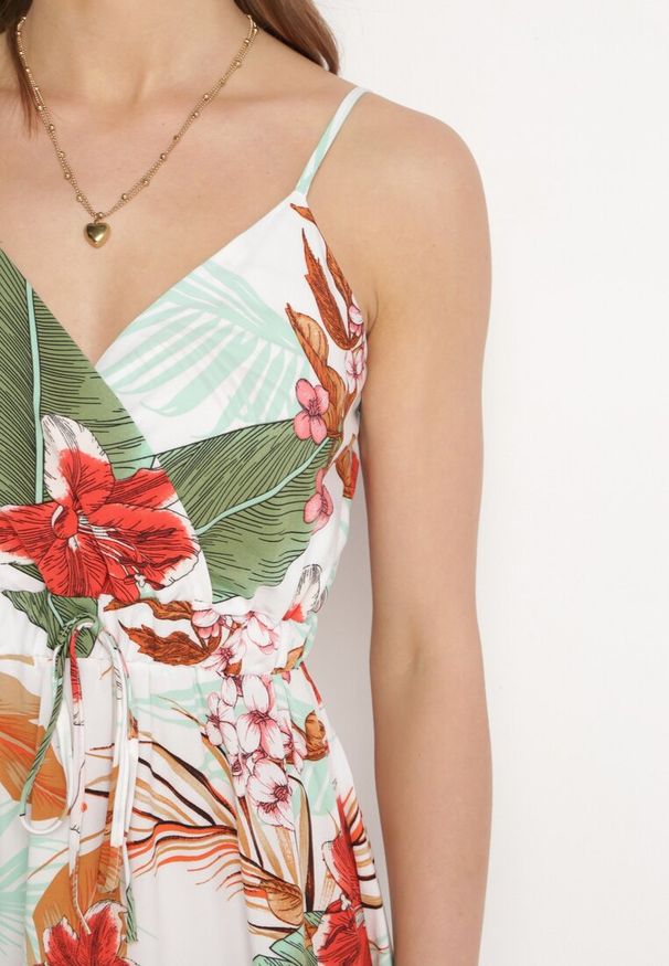 Born2be - Biało-Zielona Sukienka z Wiskozy o Rozkloszowanym Kroju i Kopertowym Dekolcie na Ramiączkach Gilinestia. Okazja: na co dzień. Kolor: biały. Materiał: wiskoza. Długość rękawa: na ramiączkach. Sezon: lato. Typ sukienki: kopertowe. Styl: casual