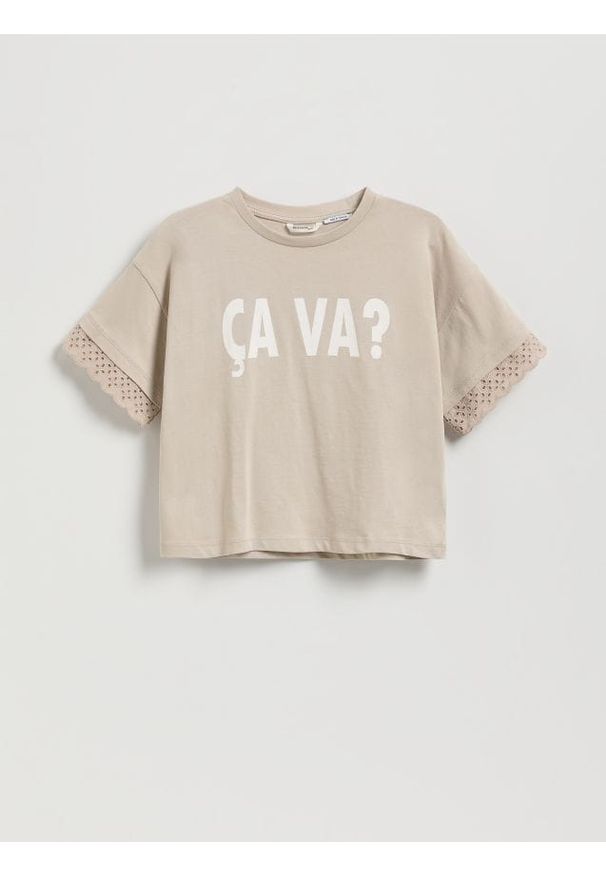 Reserved - Krótki t-shirt z nadrukiem - kremowy. Kolor: kremowy. Materiał: bawełna. Długość: krótkie. Wzór: nadruk