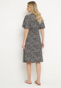 Born2be - Czarna Sukienka z Bawełny Rozkloszowana w Kwiaty Esirive. Typ kołnierza: dekolt w kształcie V. Kolor: czarny. Materiał: bawełna. Długość rękawa: krótki rękaw. Wzór: kwiaty #6