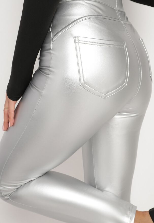 Born2be - Srebrne Legginsy z Ekoskóry z Wysokim Stanem i Imitacją Kieszeni Merievia. Okazja: na co dzień. Stan: podwyższony. Kolor: srebrny. Styl: klasyczny, casual, elegancki