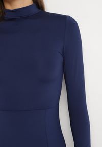 Born2be - Granatowa Sukienka z Półgolfem Taliowana z Rozcięciem na Boku Sailea. Okazja: na co dzień. Kolor: niebieski. Długość rękawa: długi rękaw. Styl: klasyczny, casual, elegancki #5