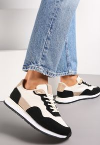 Renee - Biało-Czarne Sneakersy Zdobione Wstawkami z Imitacji Skóry Fayela. Kolor: biały. Materiał: skóra. Wzór: aplikacja #1