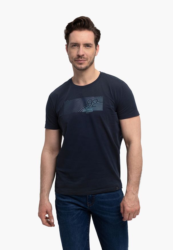 Volcano - Bawełniany t-shirt T-TORE. Kolekcja: plus size. Kolor: niebieski. Materiał: bawełna. Długość rękawa: krótki rękaw. Długość: krótkie. Wzór: nadruk. Styl: klasyczny