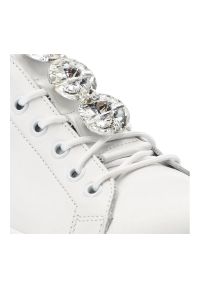 DAMISS - Białe Sneakersy Damiss Modne Skórzane Buty. Okazja: na spacer. Kolor: biały. Materiał: skóra. Szerokość cholewki: normalna. Wzór: jednolity, aplikacja, kolorowy #2