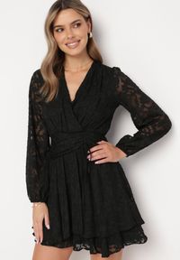 Born2be - Czarna Rozkloszowana Sukienka Mini z Plumeti o Kopertowym Kroju Tayeta. Kolor: czarny. Typ sukienki: kopertowe. Styl: elegancki, klasyczny. Długość: mini #4