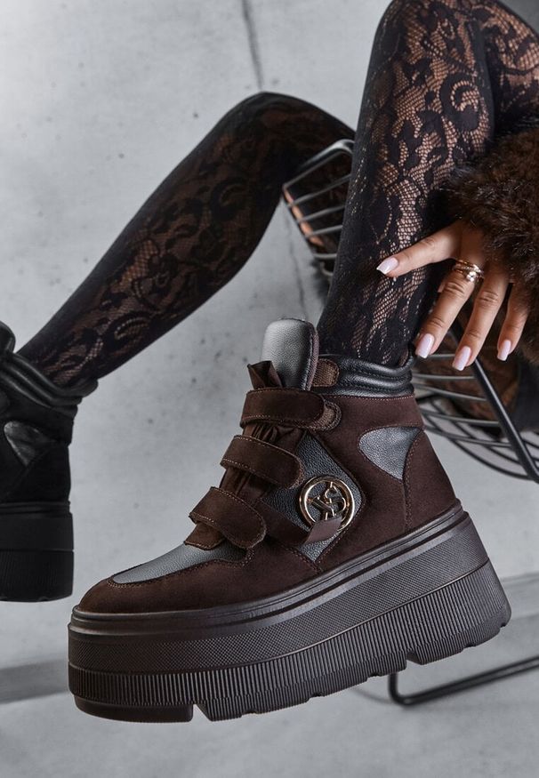 Renee - Brązowe Botki Sneakersy Vices na Platformie w Stylu Y2K Gelira. Okazja: na co dzień. Zapięcie: rzepy. Kolor: brązowy. Materiał: jeans. Wzór: aplikacja. Sezon: lato. Obcas: na platformie