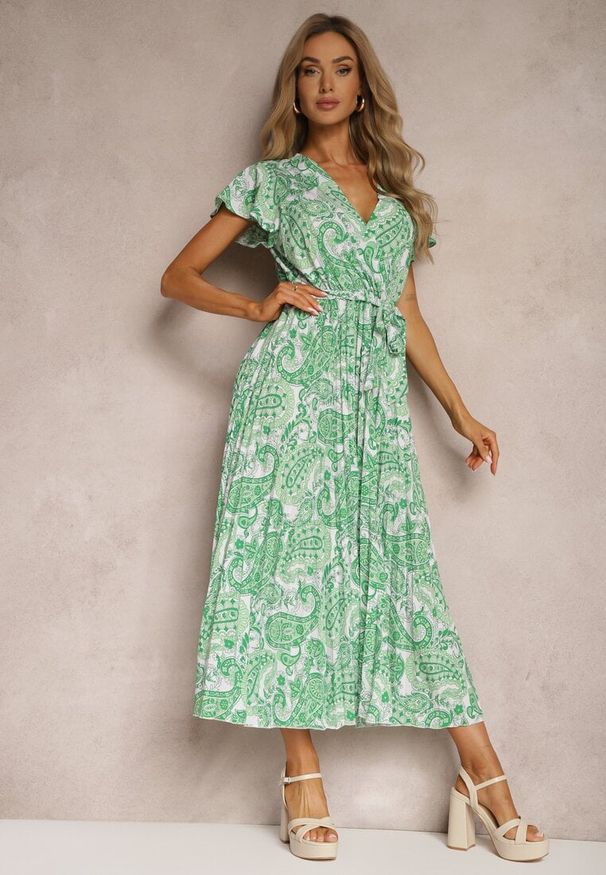 Renee - Zielona Rozkloszowana Sukienka z Trójkątnym Dekoltem z Materiałowym Paskiem i Gumką w Talii Carimi. Okazja: na spotkanie biznesowe. Kolor: zielony. Materiał: materiał. Styl: klasyczny, biznesowy