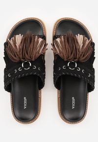 Renee - Czarne Klapki VICES na Płaskiej Podeszwie w Stylu Boho z Frędzlami Averathla. Okazja: na co dzień. Kolor: czarny. Materiał: denim, len. Wzór: aplikacja. Sezon: lato. Obcas: na płaskiej podeszwie. Styl: boho #4