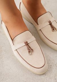 Born2be - Beżowe Mokasyny z Imitacji Zamszu Zdobione Aplikacją z Zawieszkami Peleg. Okazja: do pracy, na spotkanie biznesowe. Kolor: beżowy. Materiał: zamsz. Wzór: aplikacja. Styl: biznesowy, elegancki #6