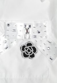 Renee - Biała Klasyczna Koszula z Kieszeniami Zdobiona Cyrkoniami i Kwiatowym Detalem Herlla. Kolor: biały. Długość rękawa: długi rękaw. Długość: długie. Wzór: kwiaty, aplikacja. Styl: klasyczny #4