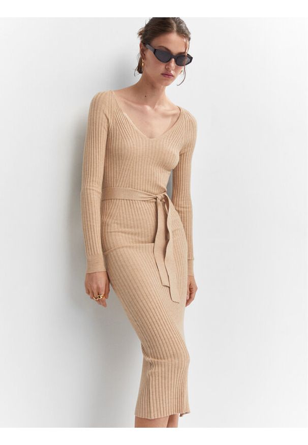 mango - Mango Sukienka dzianinowa Goletabs 57043802 Beżowy Slim Fit. Kolor: beżowy. Materiał: dzianina, wiskoza