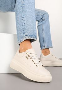 Renee - Beżowe Sneakersy na Niskim Koturnie Zdobione Metalicznymi Wstawkami Alirisa. Okazja: na co dzień. Kolor: beżowy. Materiał: jeans. Szerokość cholewki: normalna. Wzór: aplikacja. Obcas: na koturnie