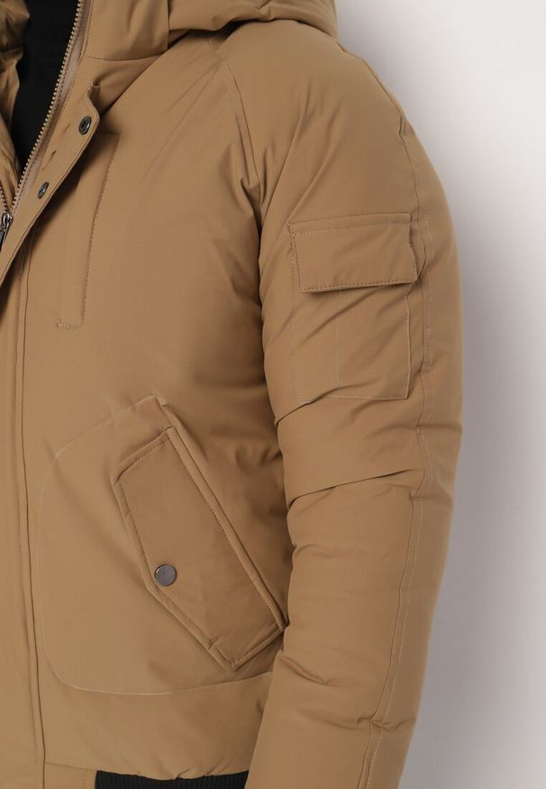Born2be - Ciemnobeżowa Kurtka z Odpinanym Kapturem i Ściągaczami Hediena. Okazja: na co dzień, na spotkanie biznesowe. Kolor: beżowy. Materiał: jeans. Styl: sportowy, elegancki, biznesowy, casual