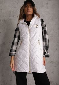 Renee - Biała Długa Pikowana Kamizelka z Kapturem i Ozdobną Naszywką Mentape. Typ kołnierza: kaptur. Kolor: biały. Długość: długie. Wzór: aplikacja. Styl: sportowy #7