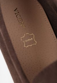 Born2be - Ciemnobrązowe Mokasyny VICES z Modnymi Chwostami z Imitacji Zamszu z Wkładką z Naturalnej Skóry Calirea. Okazja: na co dzień, do pracy. Kolor: brązowy. Materiał: skóra, zamsz. Wzór: aplikacja. Styl: casual, klasyczny, elegancki #3