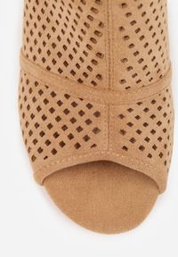 Born2be - Beżowe Ażurowe Sandały Vices na Obcasie Felileva. Okazja: na spotkanie biznesowe. Nosek buta: otwarty. Kolor: beżowy. Wzór: ażurowy. Sezon: lato. Obcas: na obcasie. Styl: klasyczny, biznesowy. Wysokość obcasa: średni #7