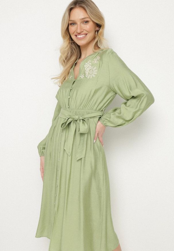 Born2be - Zielona Sukienka z Wiskozą o Rozkloszowanym Kroju z Wiązaniem i Haftem Velvania. Okazja: na co dzień. Typ kołnierza: dekolt w serek. Kolor: zielony. Materiał: wiskoza. Wzór: haft. Typ sukienki: rozkloszowane. Styl: casual