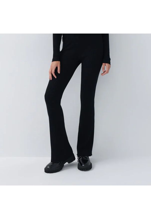 House - Elastyczne spodnie w prążki - Czarny. Kolor: czarny. Wzór: prążki