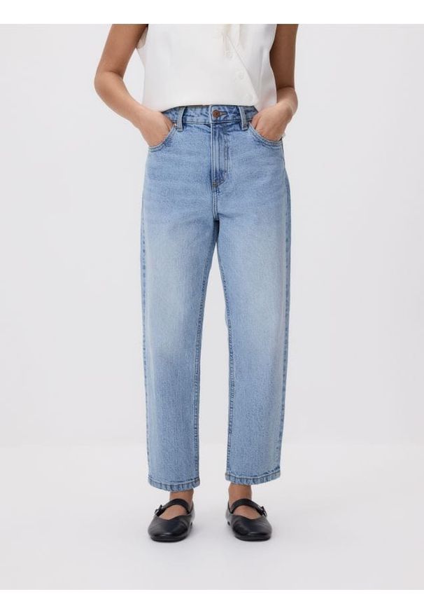 Reserved - Jeansy mom fit z krótszą nogawką - niebieski. Kolor: niebieski. Długość: krótkie