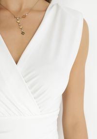 Born2be - Biała Sukienka Thibaud. Okazja: na randkę. Kolor: biały. Długość rękawa: bez rękawów. Wzór: aplikacja. Typ sukienki: kopertowe. Długość: mini #2