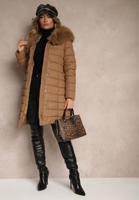 Renee - Brązowa Kurtka Pikowana Wiązana w Talii z Futerkiem Odpinanym na Kapturze Firinka. Okazja: na spacer. Kolor: brązowy. Materiał: futro. Styl: klasyczny, elegancki