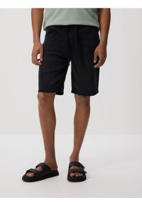 Reserved - Jeansowe szorty jogger - czarny. Kolor: czarny. Materiał: jeans