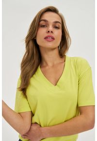 MOODO - T-shirt z dekoltem w serek limonkowy. Typ kołnierza: dekolt w serek. Materiał: bawełna, elastan