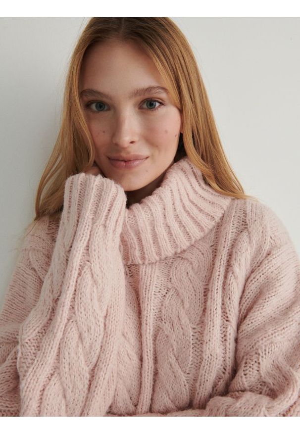 Reserved - Sweter z warkoczowym splotem - różowy. Kolor: różowy. Materiał: dzianina. Wzór: ze splotem