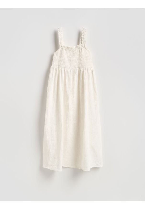 Reserved - Muślinowa sukienka midi - złamana biel. Materiał: bawełna. Typ sukienki: proste. Długość: midi