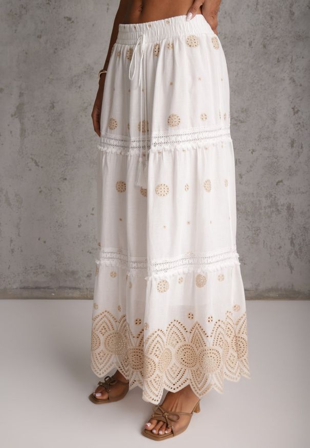 Renee - Biało-Beżowa Bawełniana Spódnica Casual w Stylu Boho Ozdobiona Wycięciami i Haftowanymi Wzorami Hermat. Okazja: na co dzień. Stan: podwyższony. Kolor: beżowy. Materiał: bawełna. Wzór: aplikacja, haft. Styl: boho, casual