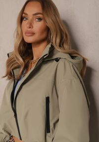 Renee - Ciemnozielona Kurtka Oversize w Sportowym Stylu z Kapturem i Ściągaczem w Pasie Volnea. Okazja: na co dzień. Typ kołnierza: kaptur. Kolor: zielony. Materiał: jeans. Styl: sportowy #3