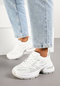 Renee - Białe Sneakersy Zdobione Cyrkoniami na Podeszwie z Tłoczeniami Raviora. Kolor: biały. Materiał: jeans. Wzór: aplikacja #6