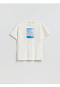 Reserved - T-shirt regular z nadrukiem - złamana biel. Materiał: dzianina, bawełna. Wzór: nadruk #1