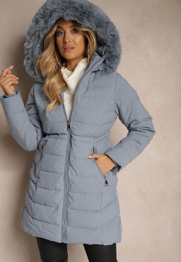 Renee - Niebieska Kurtka z Pikowanymi Przeszyciami i Odpinanym Kapturem Mocno Ocieplana Heticea. Kolor: niebieski. Materiał: jeans, futro, dzianina. Długość rękawa: długi rękaw. Długość: długie. Sezon: zima. Styl: klasyczny, elegancki